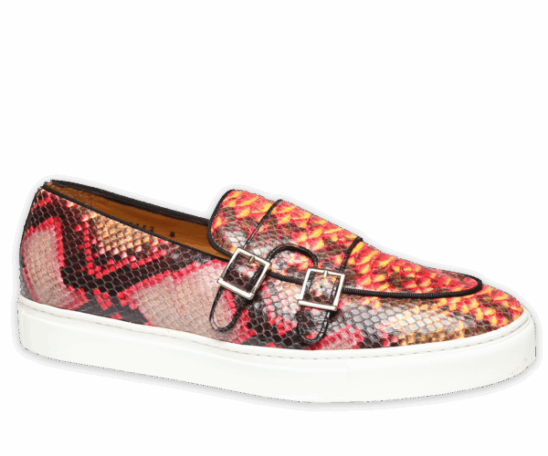 Sneaker mit Python-Prägung